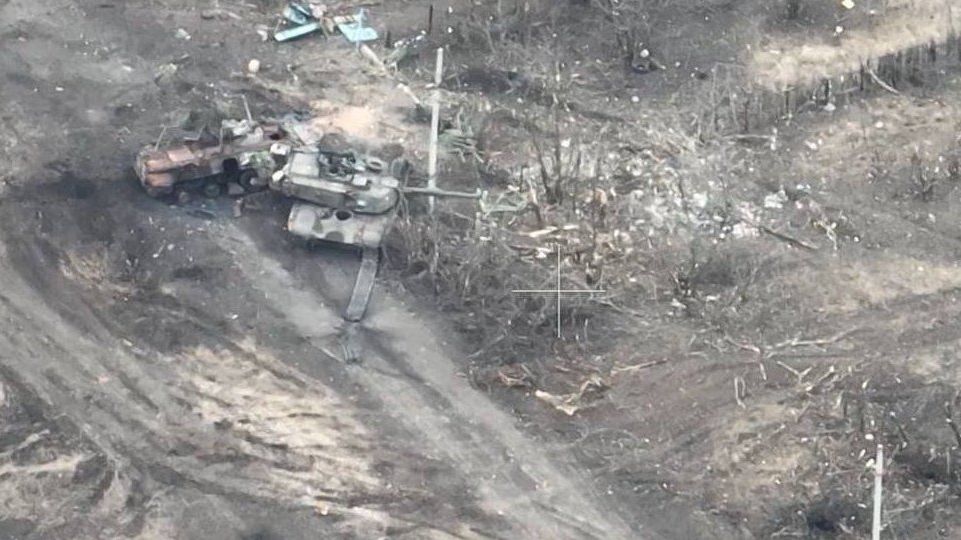 Video: Ukrajinci u Avdijivky zřejmě přišli o jeden z amerických tanků Abrams